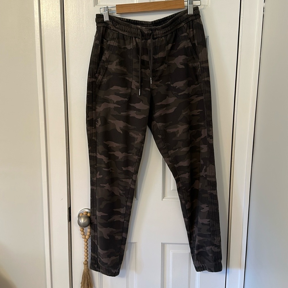 Athleta Camo Farallon Jogger with draw string.